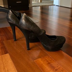 Used Jennifer Lopez black pumps